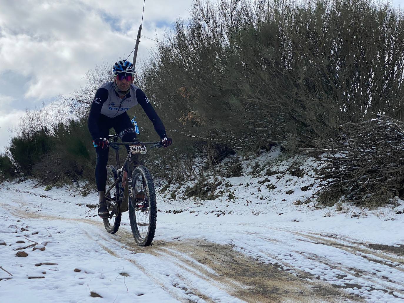 El frío y un recorrido de 2.700 metros de desnivel y 133 kilómetros ha sido el duro reto al que se han enfrentado los participantes de la Power Race León, con Francisco Herrero y Anna Ramírez como ganadores