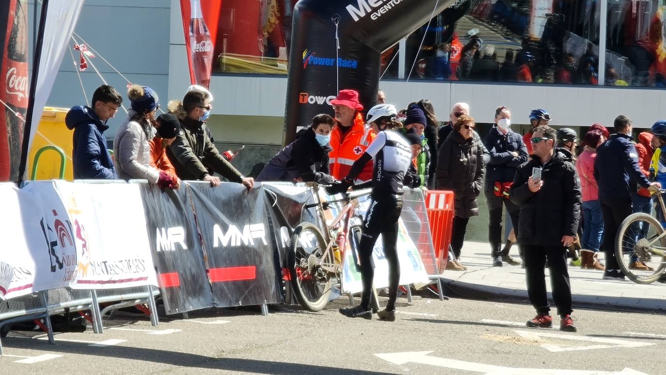 El frío y un recorrido de 2.700 metros de desnivel y 133 kilómetros ha sido el duro reto al que se han enfrentado los participantes de la Power Race León, con Francisco Herrero y Anna Ramírez como ganadores