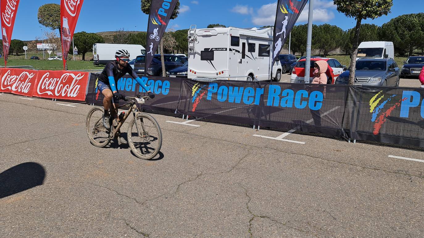 El frío y un recorrido de 2.700 metros de desnivel y 133 kilómetros ha sido el duro reto al que se han enfrentado los participantes de la Power Race León, con Francisco Herrero y Anna Ramírez como ganadores