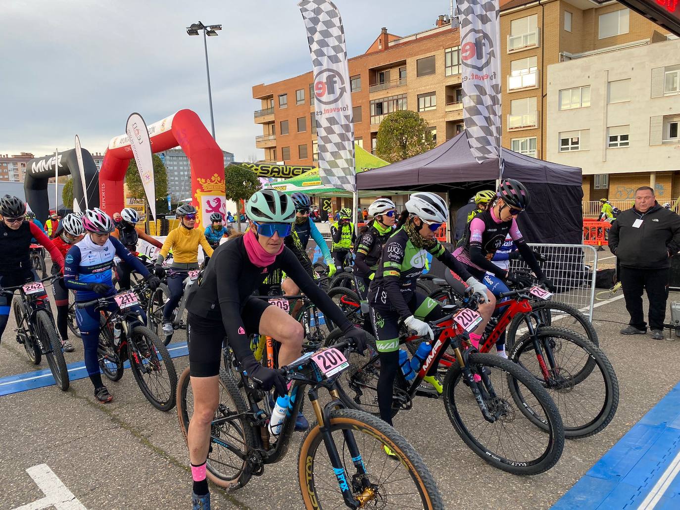 El frío y un recorrido de 2.700 metros de desnivel y 133 kilómetros ha sido el duro reto al que se han enfrentado los participantes de la Power Race León, con Francisco Herrero y Anna Ramírez como ganadores