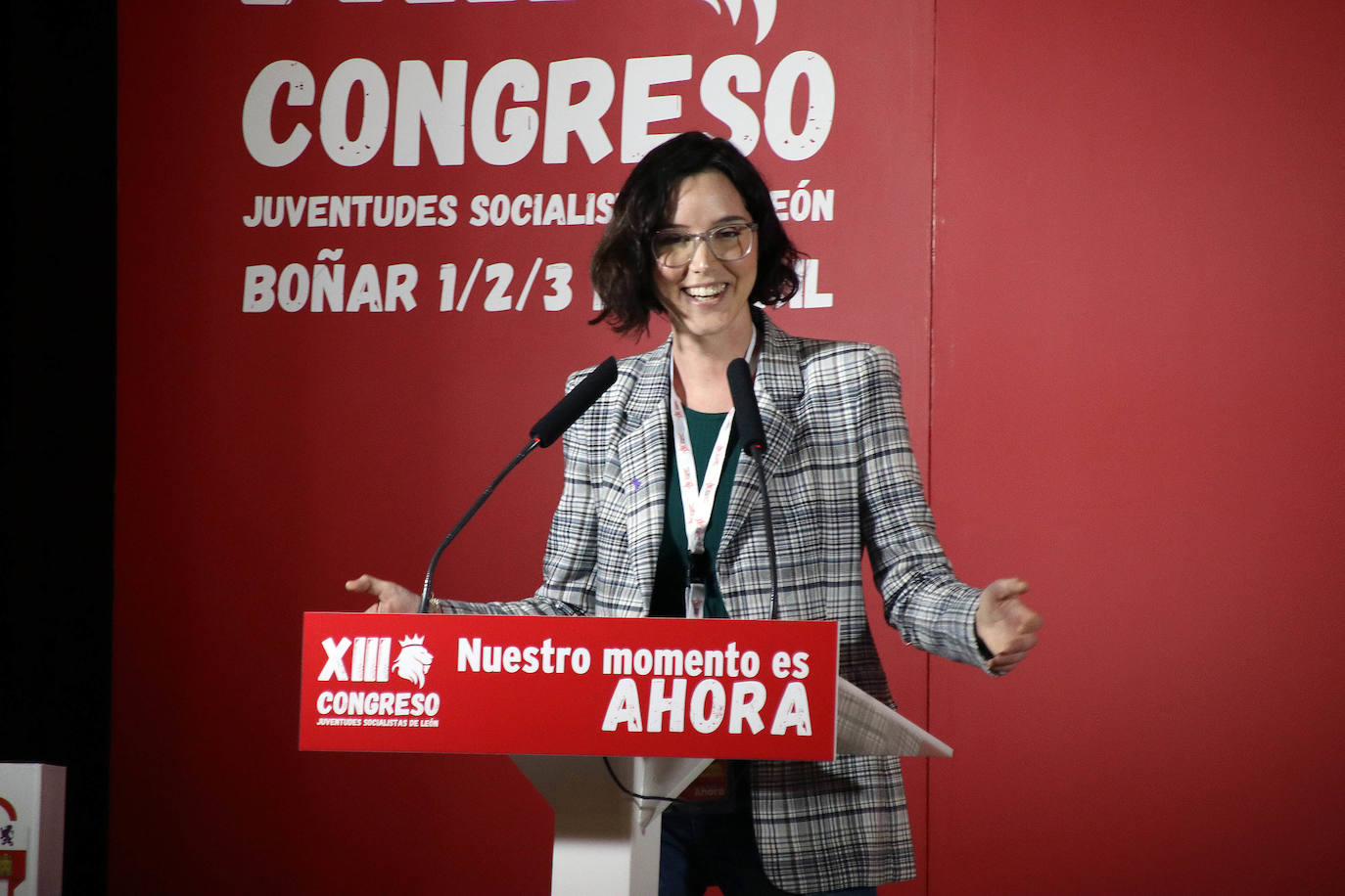 El secretario general del PSOE de Castilla y León, Luis Tudanca (C), con la secretaria de Igualdad, Andrea Fernández (2ª-I); el secretario general de León, Javier Cendón (CD); la recién elegida, Laura Busto (CI) y el alcalde de Boñar, Pepe Villa (2º-D).
