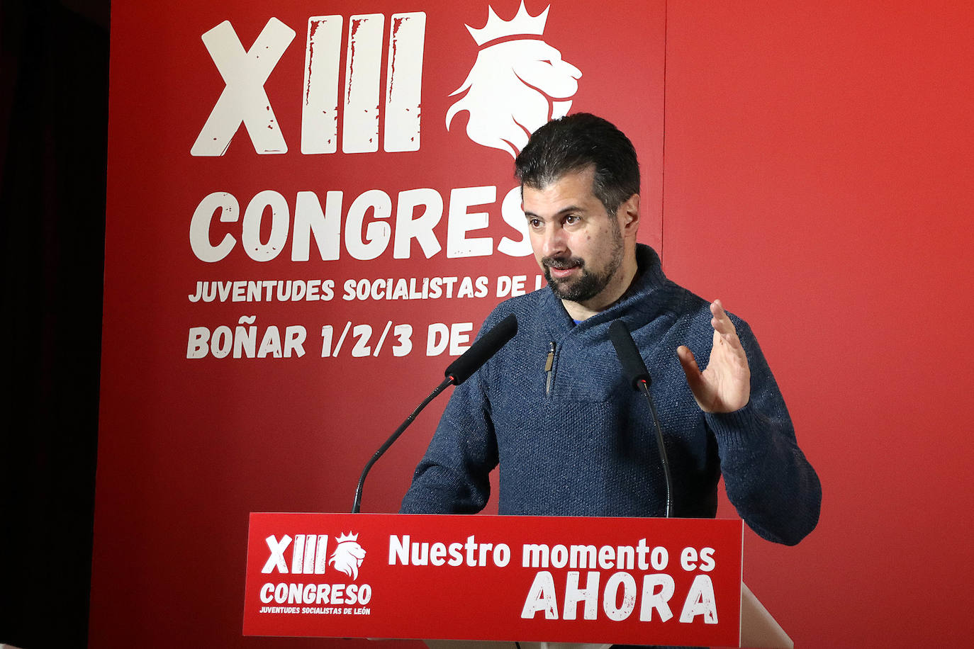 El secretario general del PSOE de Castilla y León, Luis Tudanca (C), con la secretaria de Igualdad, Andrea Fernández (2ª-I); el secretario general de León, Javier Cendón (CD); la recién elegida, Laura Busto (CI) y el alcalde de Boñar, Pepe Villa (2º-D).