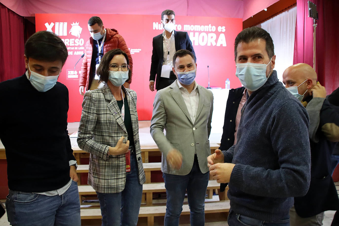 El secretario general del PSOE de Castilla y León, Luis Tudanca (C), con la secretaria de Igualdad, Andrea Fernández (2ª-I); el secretario general de León, Javier Cendón (CD); la recién elegida, Laura Busto (CI) y el alcalde de Boñar, Pepe Villa (2º-D).