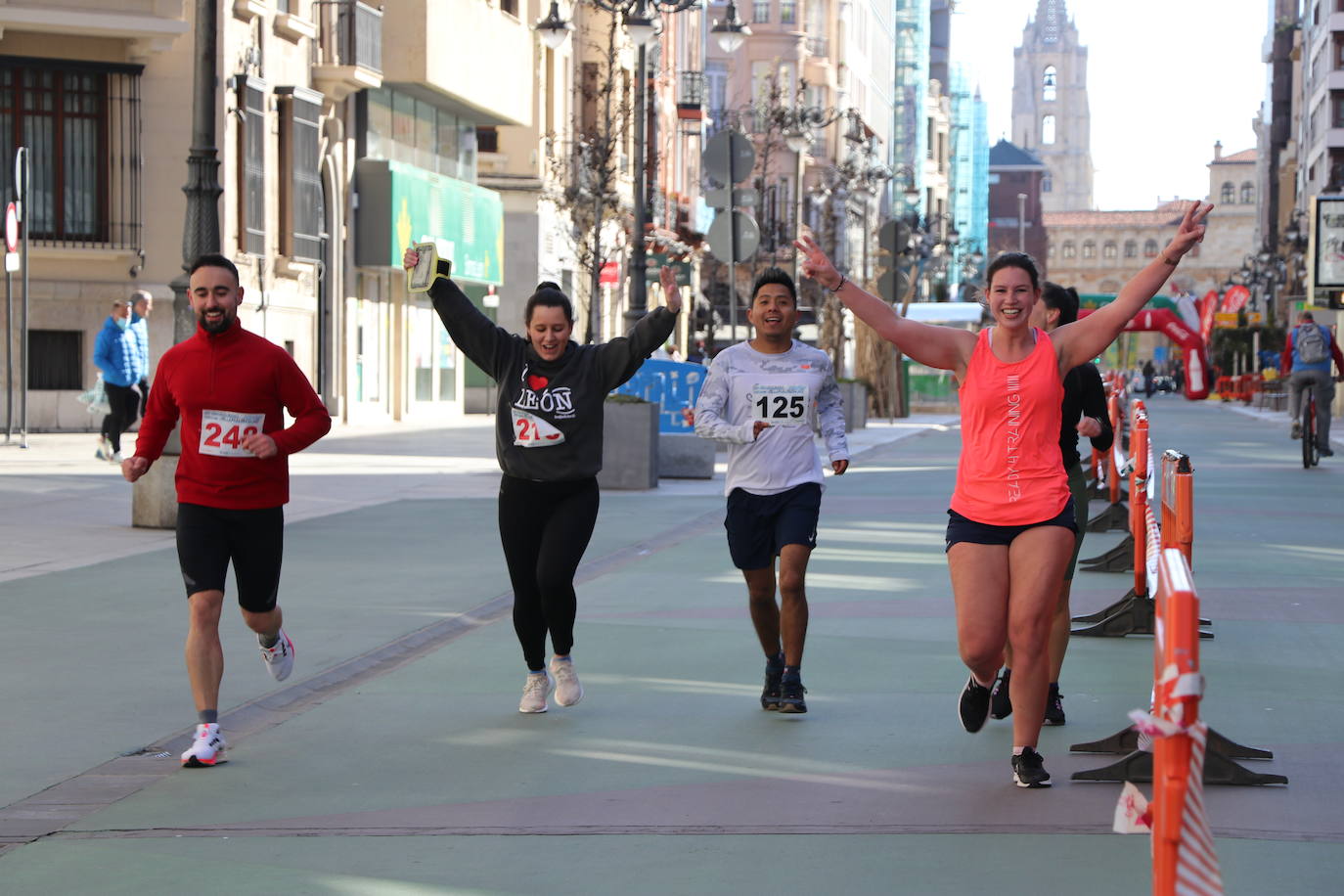 Decenas de leoneses participan en la prueba no competitiva de la III Carrera de las Empresas.