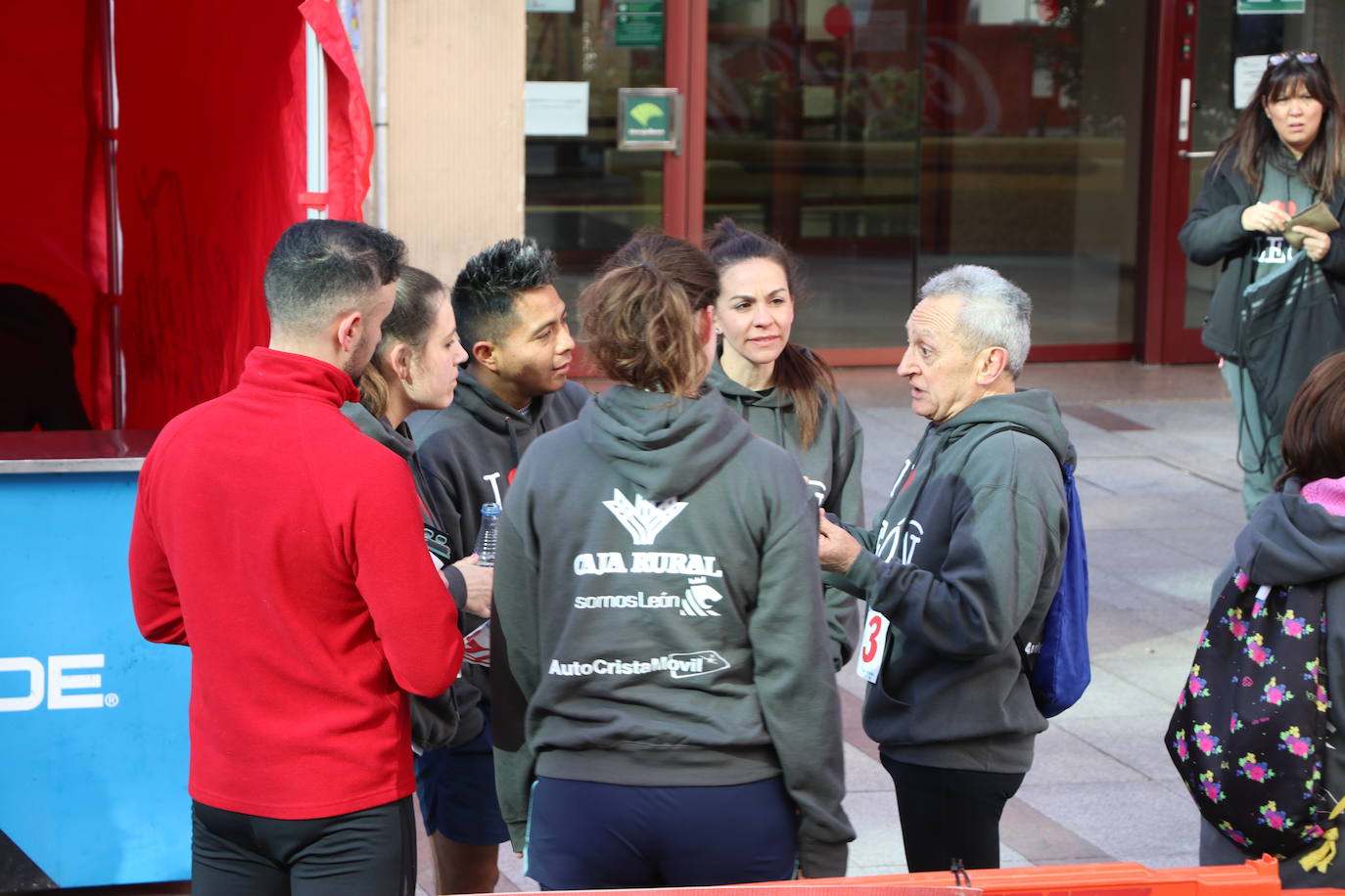 Decenas de leoneses participan en la prueba no competitiva de la III Carrera de las Empresas.