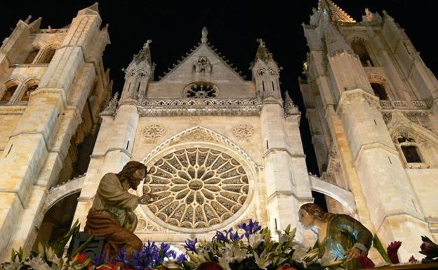 El paso de la Unicón de Betania, de la Hermandad de Santa Marta y la Sagrada Cena, desfile ante la Catedral de León.