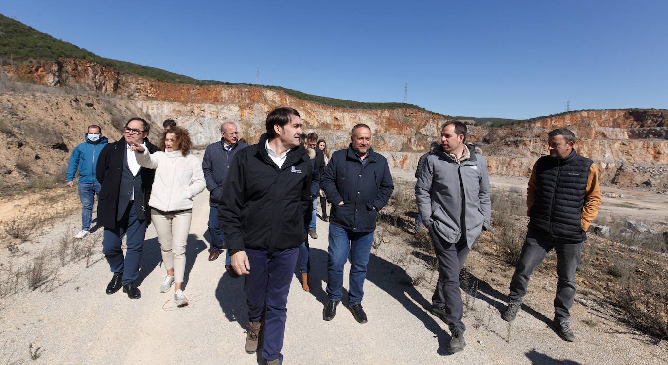 El consejero en funciones de Fomento y Medio Ambiente, Juan Carlos Suárez-Quiñones, visita el municipio de Carucedo para informar sobre el inicio de las obras de restauración de la explotación de calizas Peña El Rego. 