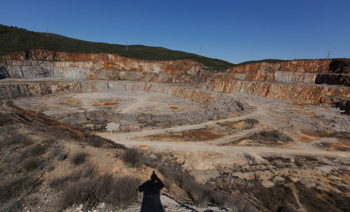 El consejero en funciones de Fomento y Medio Ambiente, Juan Carlos Suárez-Quiñones, visita el municipio de Carucedo para informar sobre el inicio de las obras de restauración de la explotación de calizas Peña El Rego. 