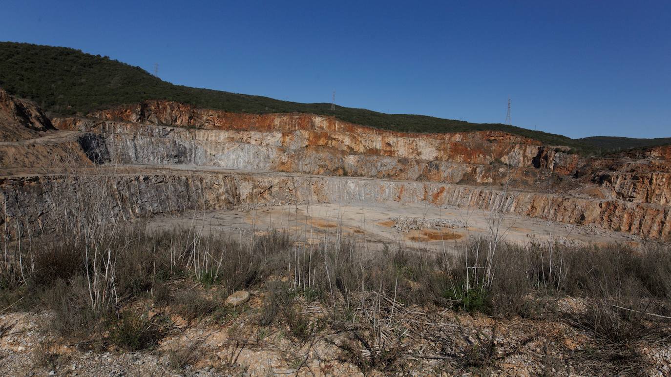 El consejero en funciones de Fomento y Medio Ambiente, Juan Carlos Suárez-Quiñones, visita el municipio de Carucedo para informar sobre el inicio de las obras de restauración de la explotación de calizas Peña El Rego. 