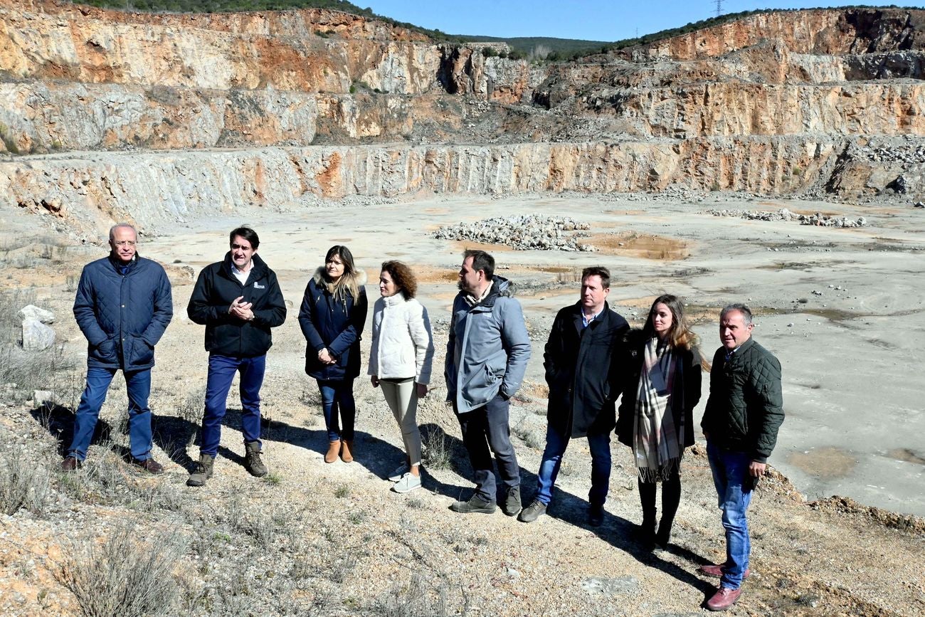 El consejero en funciones de Fomento y Medio Ambiente, Juan Carlos Suárez-Quiñones, visita el municipio de Carucedo para informar sobre el inicio de las obras de restauración de la explotación de calizas Peña El Rego. 