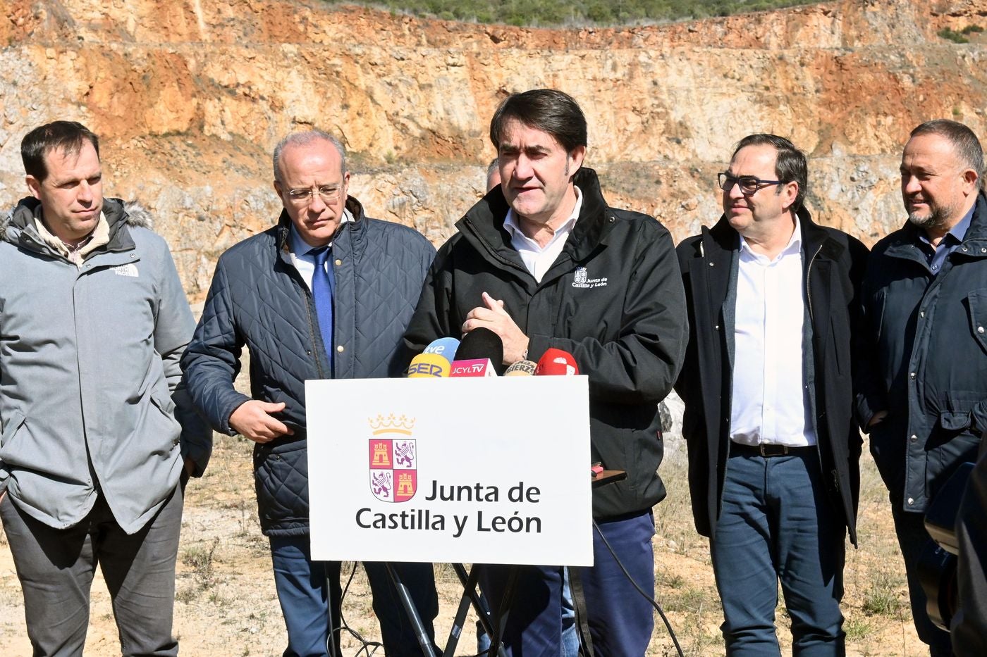 El consejero en funciones de Fomento y Medio Ambiente, Juan Carlos Suárez-Quiñones, visita el municipio de Carucedo para informar sobre el inicio de las obras de restauración de la explotación de calizas Peña El Rego. 