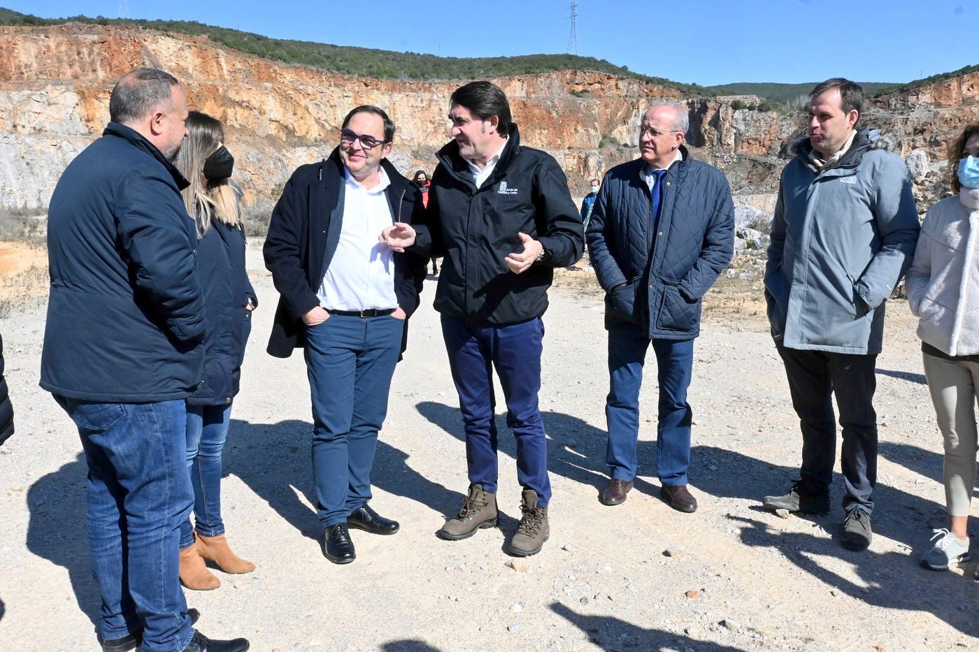 El consejero en funciones de Fomento y Medio Ambiente, Juan Carlos Suárez-Quiñones, visita el municipio de Carucedo para informar sobre el inicio de las obras de restauración de la explotación de calizas Peña El Rego. 