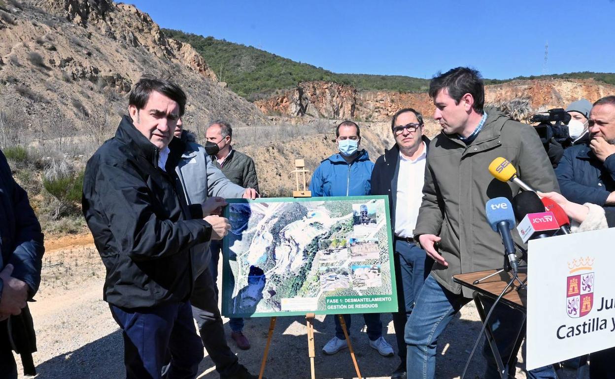El consejero de Fomento y Medio Ambiente en funciones, Juan Carlos Suárez-Quiñones, acompañado por el alcalde de Carucedo, Alfonso Fernández, ha presenciado esta mañana la firma del acta de replanteo de las obras de restauración de la explotación minera de caliza 'Peña el Rego', en la localidad leonesa de Carucedo. 