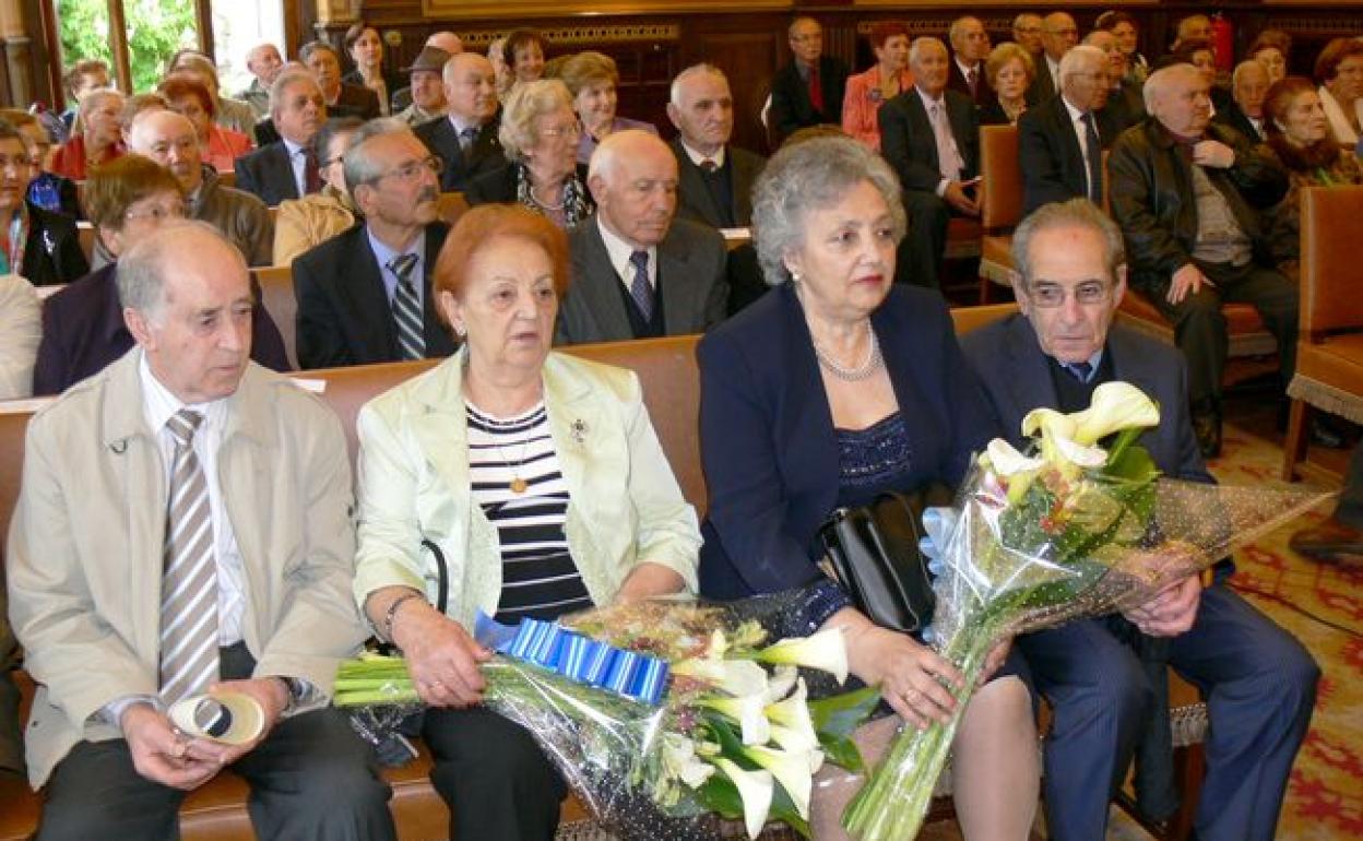 Imagen de archivo de una celebración de bodas de oro en el Ayuntamiento de León. 