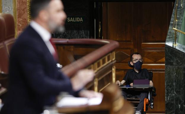 Pablo Echenique escucha la intervención de Santiago Abascal. 