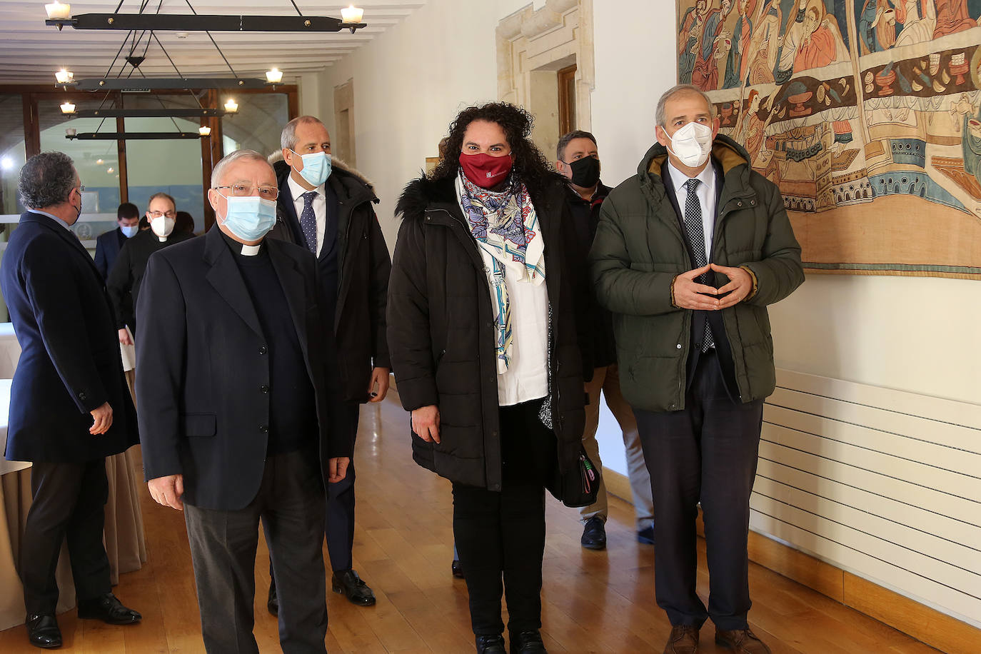 El abad de San Isidoro, la síndico municipal y el teniente de alcalde llegan al acto celebrado en la Colegiata.