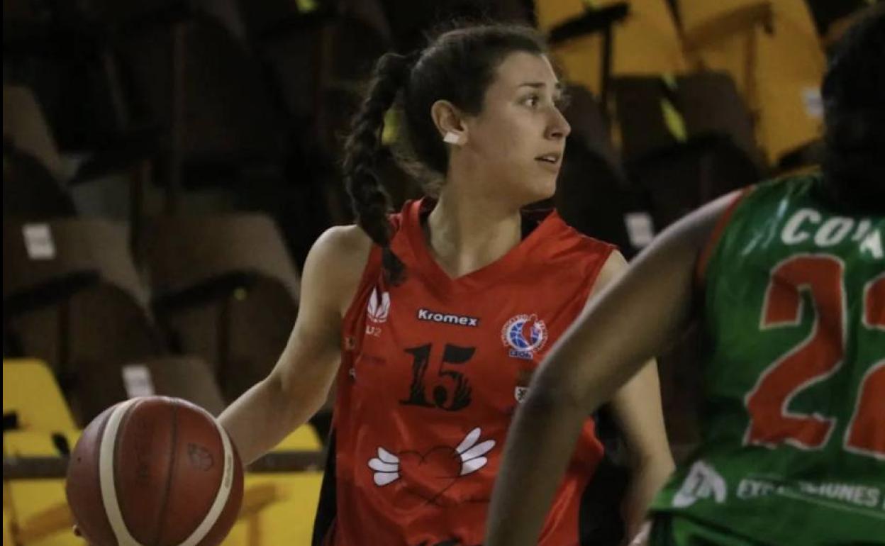 Lance de juego en el encuentro de octavos de final de liga Nacional Femenina entre Universidad de León Plus Contacto en Vigo. 