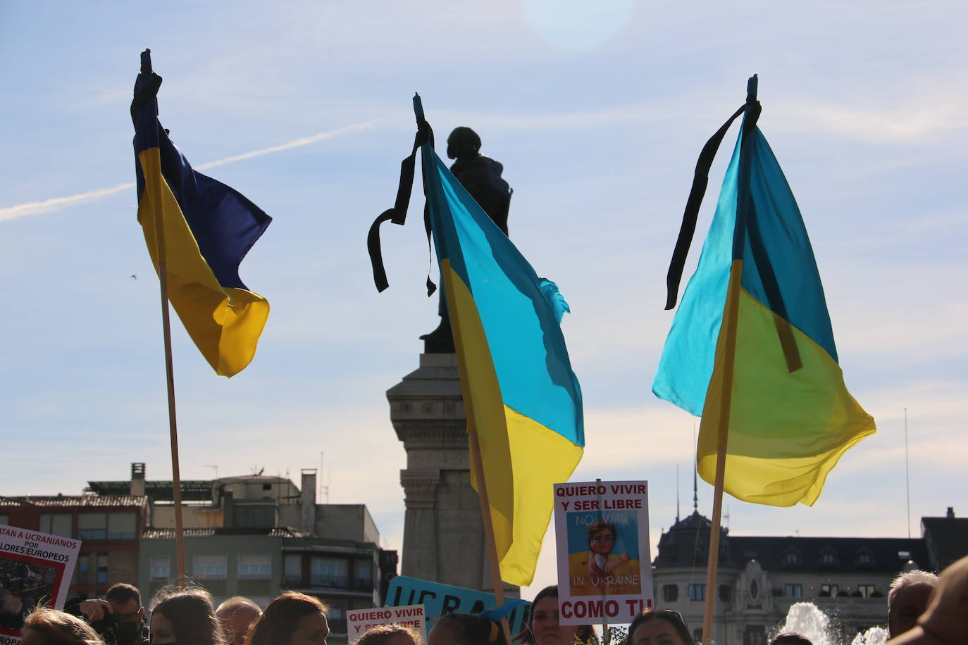 Centenares de personas se suman a esta marcha en la que se denuncia a situación que se vive en este país por culpa de Rusia.