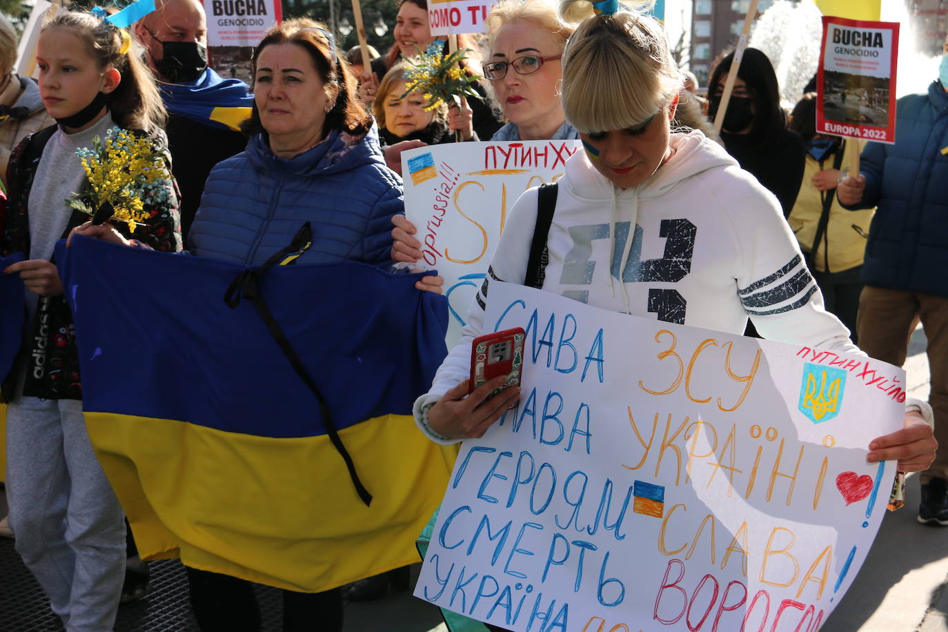 Centenares de personas se suman a esta marcha en la que se denuncia a situación que se vive en este país por culpa de Rusia.