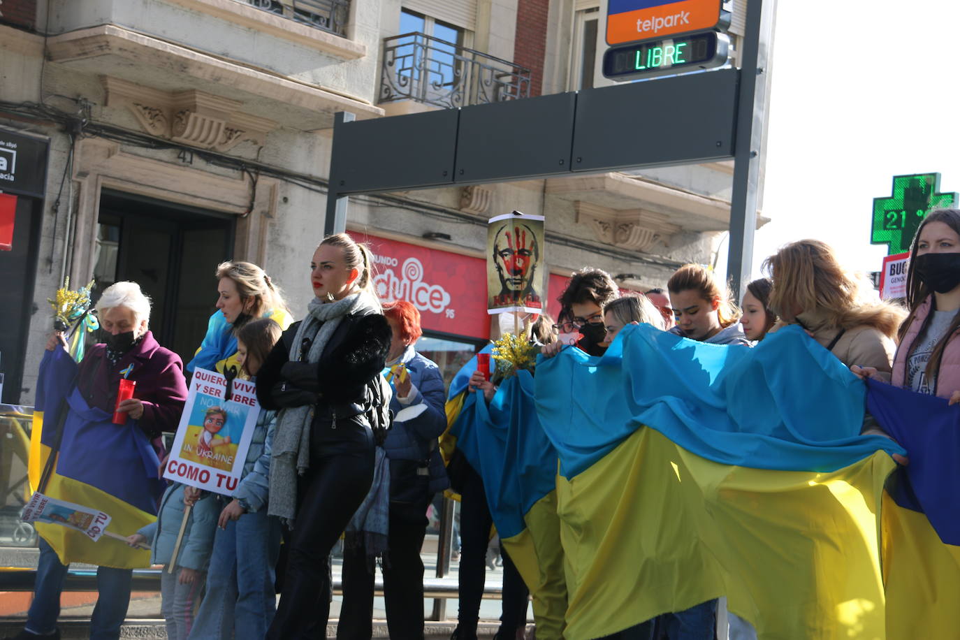 Centenares de personas se suman a esta marcha en la que se denuncia a situación que se vive en este país por culpa de Rusia.