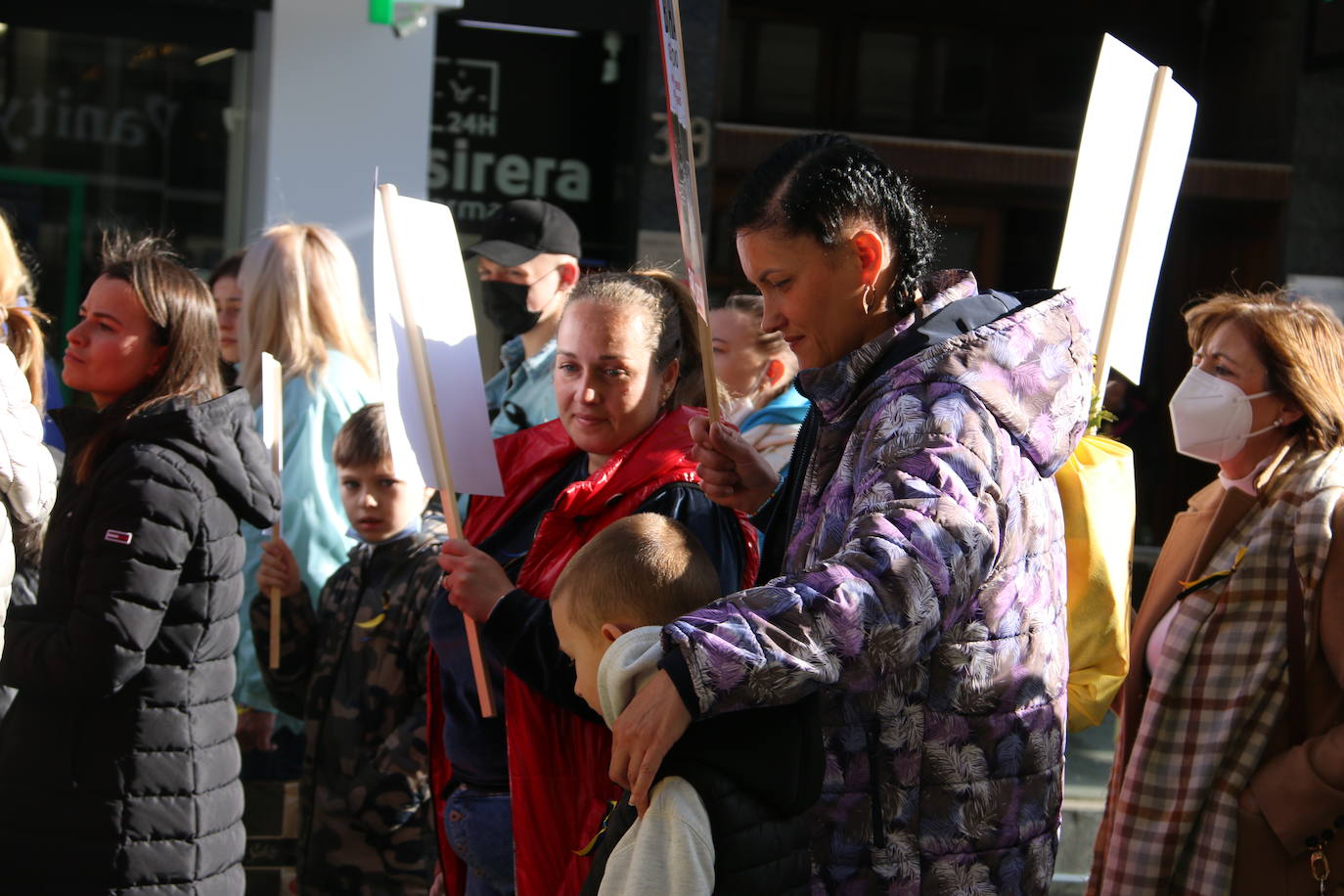 Centenares de personas se suman a esta marcha en la que se denuncia a situación que se vive en este país por culpa de Rusia.