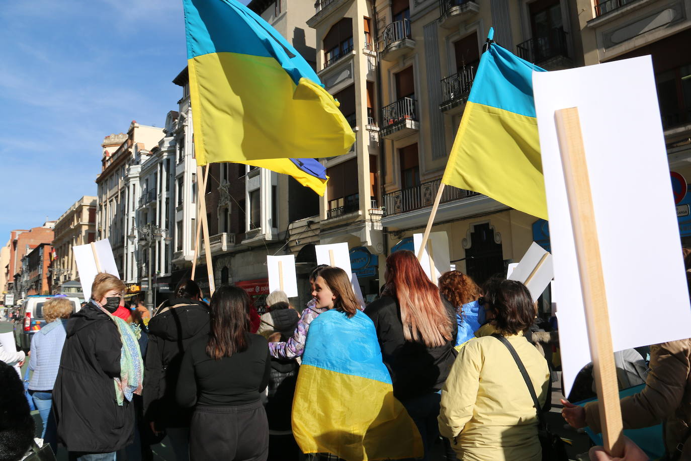 Centenares de personas se suman a esta marcha en la que se denuncia a situación que se vive en este país por culpa de Rusia.