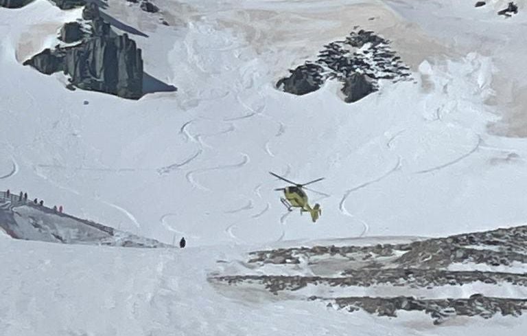 Un esquiador fallecido y un herido grave tras chocar entre ellos en un descenso en San Isidro. Múltiples equipos de emergencias, incluyendo el helicóptero medicalizado, se han desplazado a la zona. Los esquiadores chocaron entre sí antes de estrellarse contra el pilar que sustenta el telesilla. Otro esquiador logró esquivar el impacto y salir ileso. 