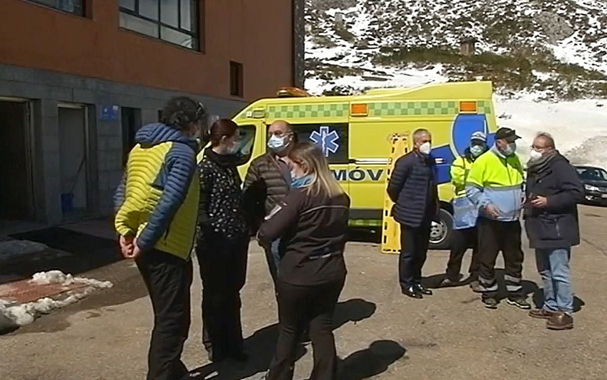 Un esquiador fallecido y un herido grave tras chocar entre ellos en un descenso en San Isidro. Múltiples equipos de emergencias, incluyendo el helicóptero medicalizado, se han desplazado a la zona. Los esquiadores chocaron entre sí antes de estrellarse contra el pilar que sustenta el telesilla. Otro esquiador logró esquivar el impacto y salir ileso. 