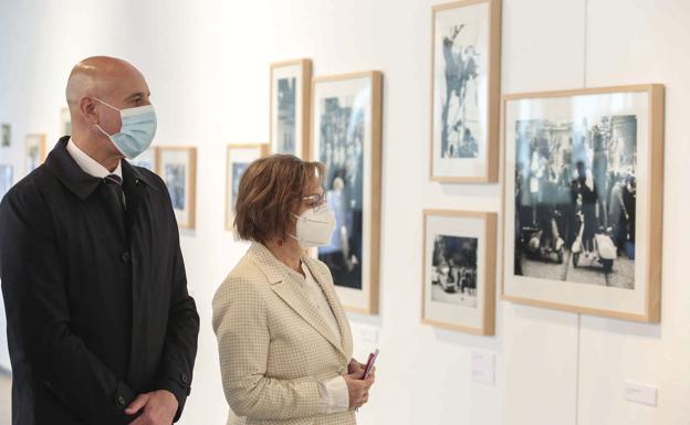 Galería. El alcalde de León, José Antonio Diez, junto a la concejala de Cultura, Evelia Fernández, han inaugurado esta exposición.
