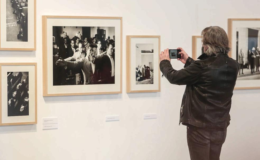Un hombre en la inauguración de la exposición fotográfica de 'Ramón Masat' en el Palacín de León