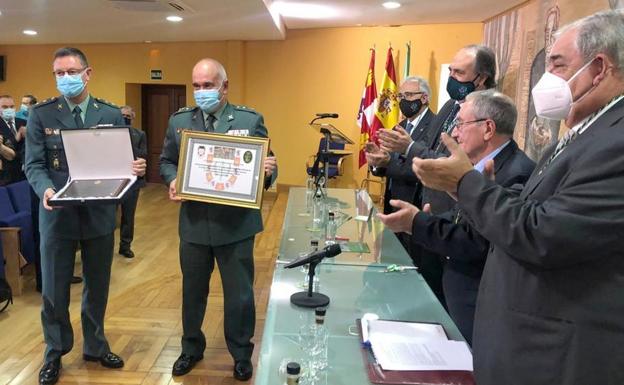 Acto de entrega de la placa conmemorativa a la Guardia Civil por su trabajo por y para los veterinarios leoneses; en la imagen, el general jefe de la XII zona, presente en el paraninfo.