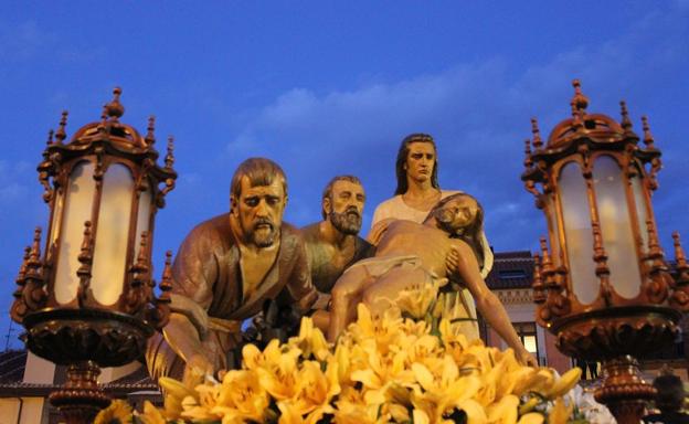 Uno de los pasos de la Procesión Oficial del Santo Entierro, en el año de Angustias, por las calles de León.