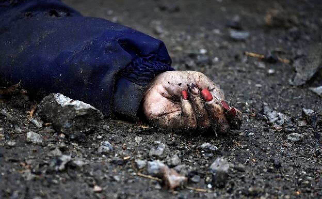 a mano del cadáver de una mujer en Bucha. 