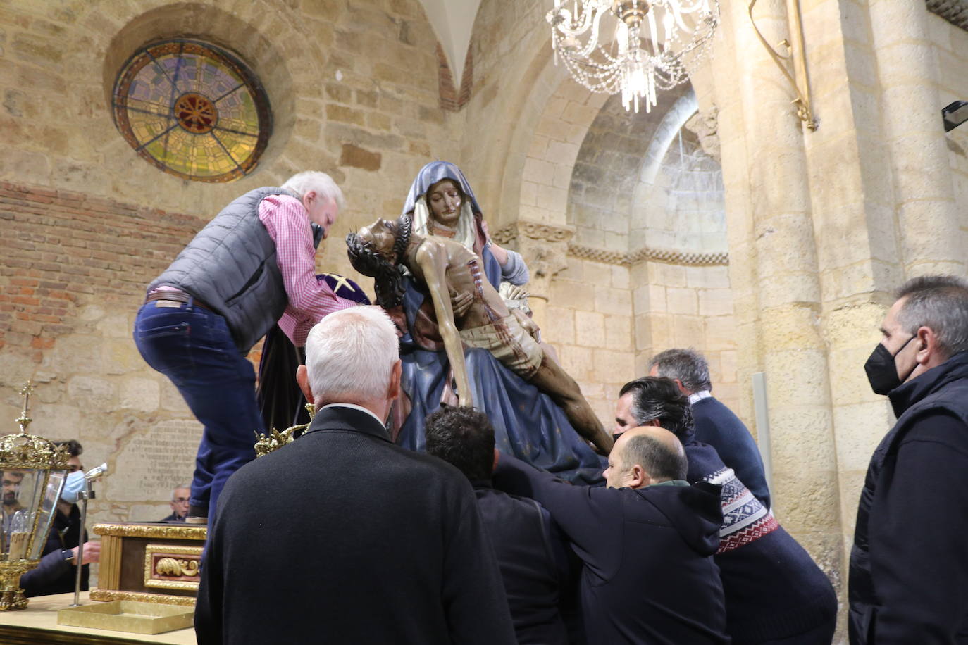 Fotos: La Virgen del Mercado desciende de su camarín