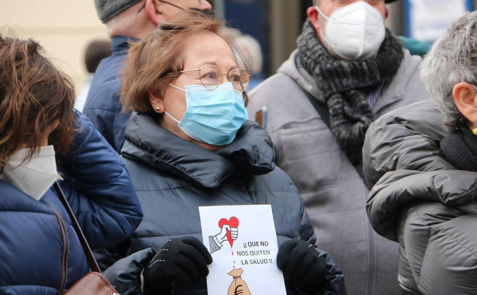 Desde la plataforma exigen un incremento de los recursos en atención primaria, hospitales y con un especial hincapie en camas públicas de larga estancia. 