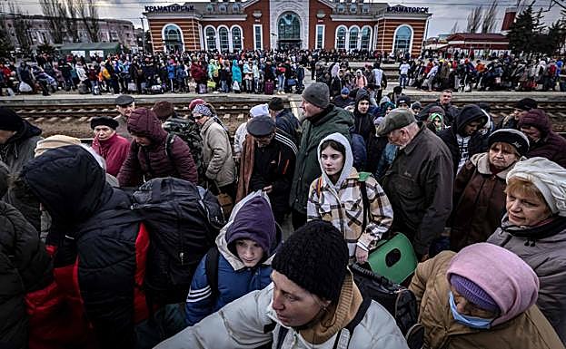 Miles de personas se apresuran a abandonar la ciudad de Kramatorsk, en la región de Dónbas.