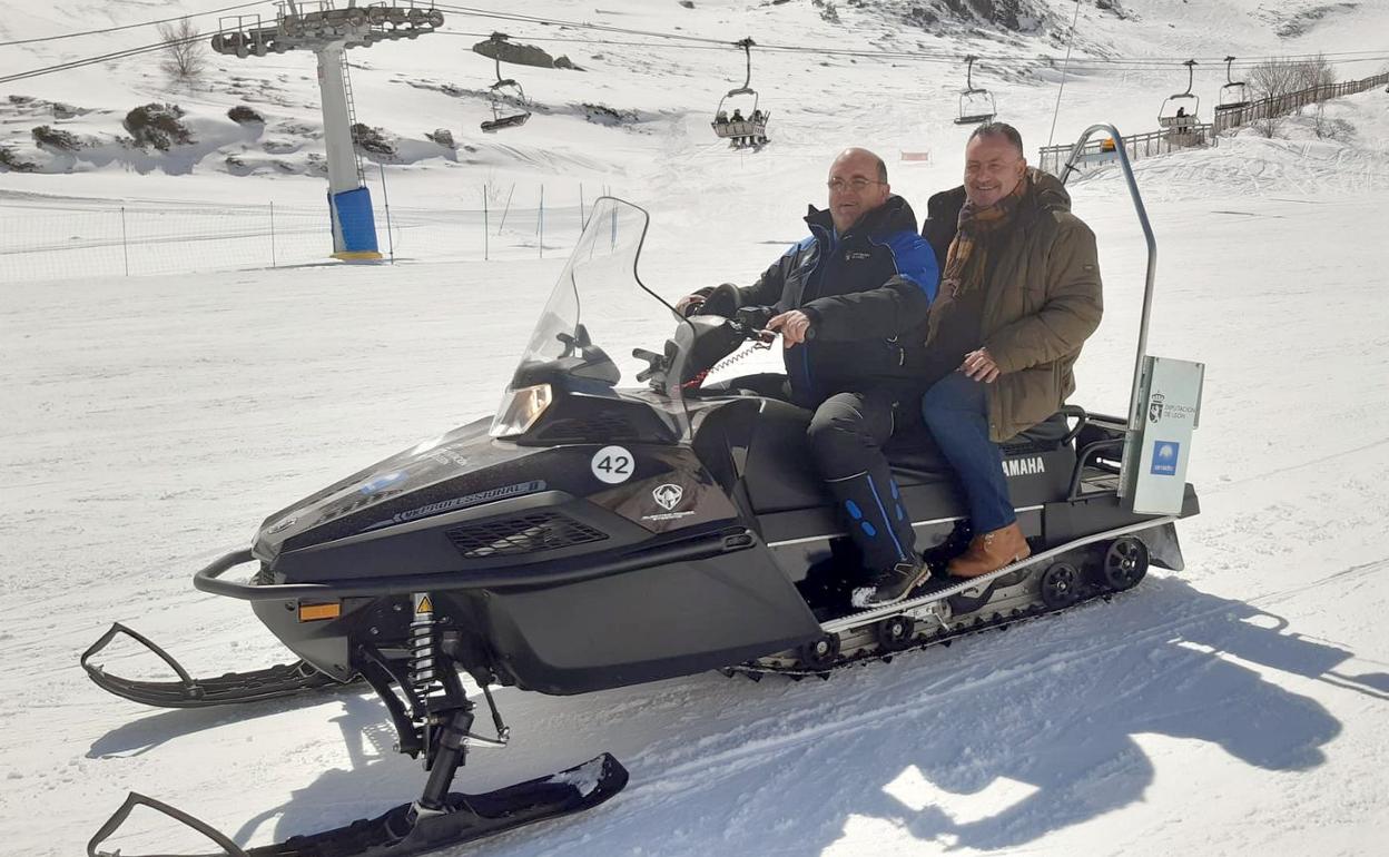 Eduardo Morán, este lunes, en una moto de nieve en la estación invernal de San Isidro. 