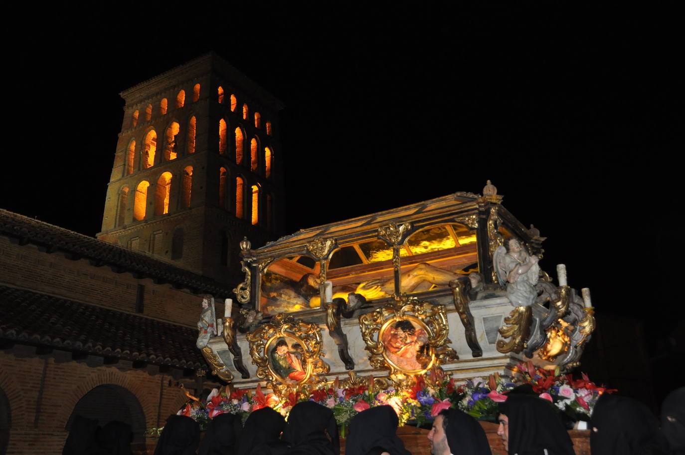 La coincidencia con la muestra de las Edades del Hombre le dan un protagonismo especial a Semana Santa de Sahagún.