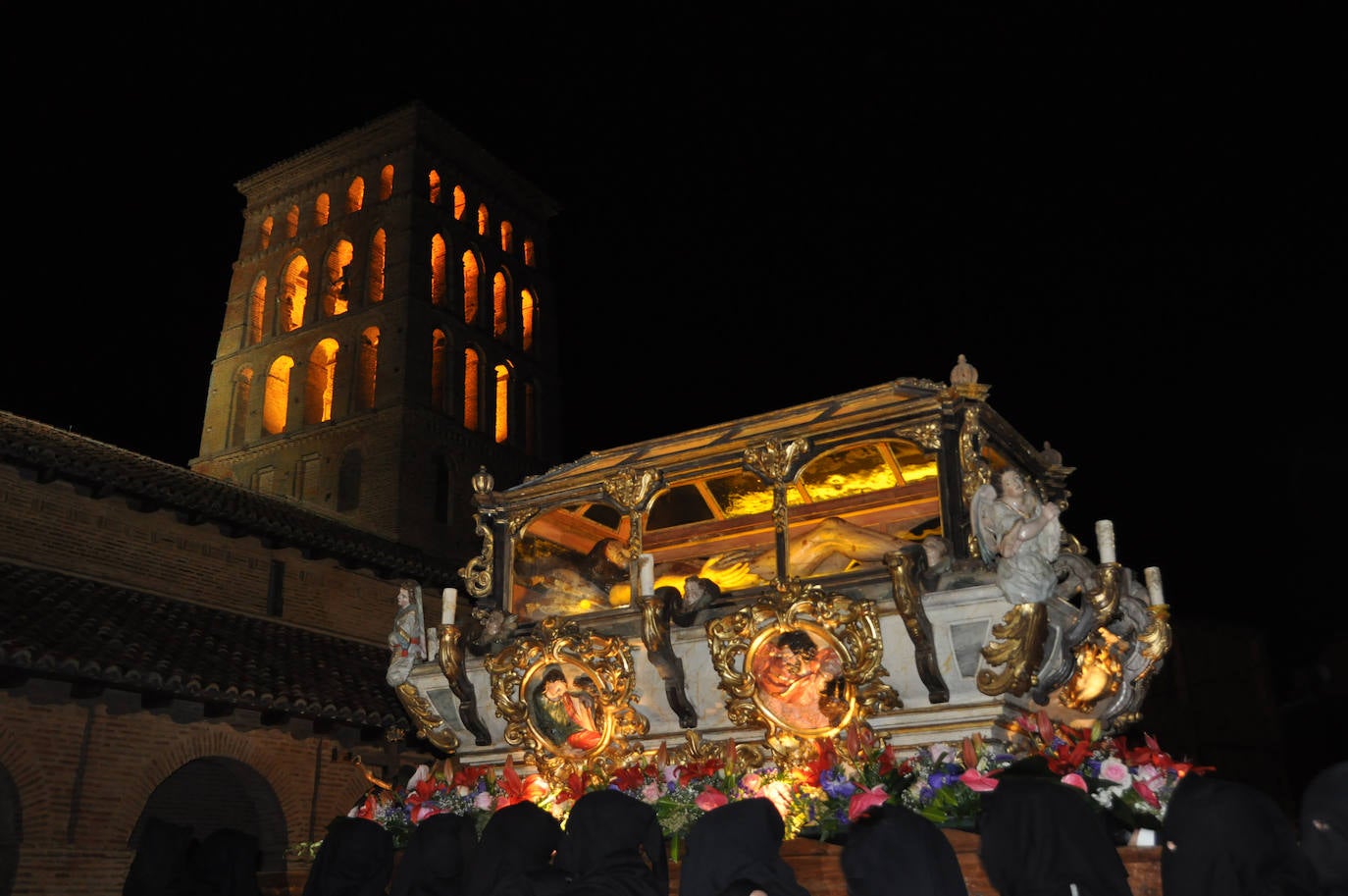 La coincidencia con la muestra de las Edades del Hombre le dan un protagonismo especial a Semana Santa de Sahagún.