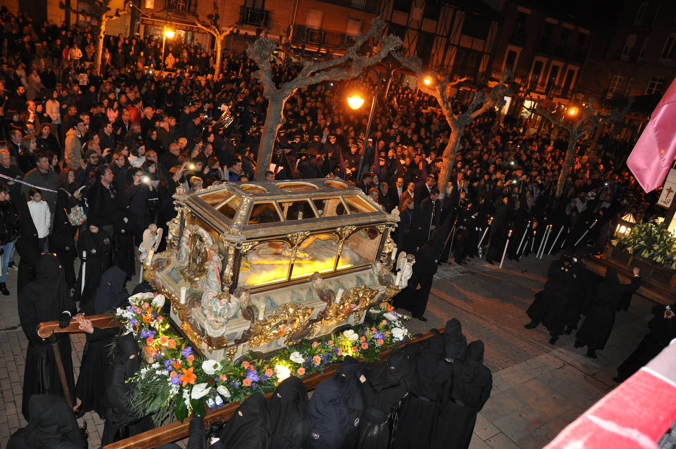 La coincidencia con la muestra de las Edades del Hombre le dan un protagonismo especial a Semana Santa de Sahagún.