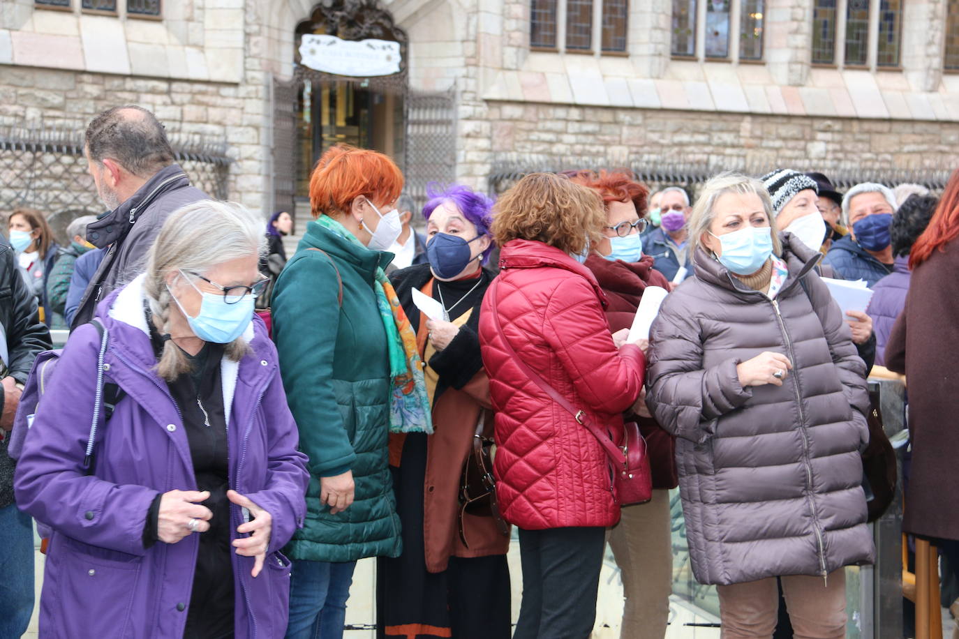 La Plataforma por la Sanidad celebra una concentración en Botines para exigir un incremento de los recursos. 