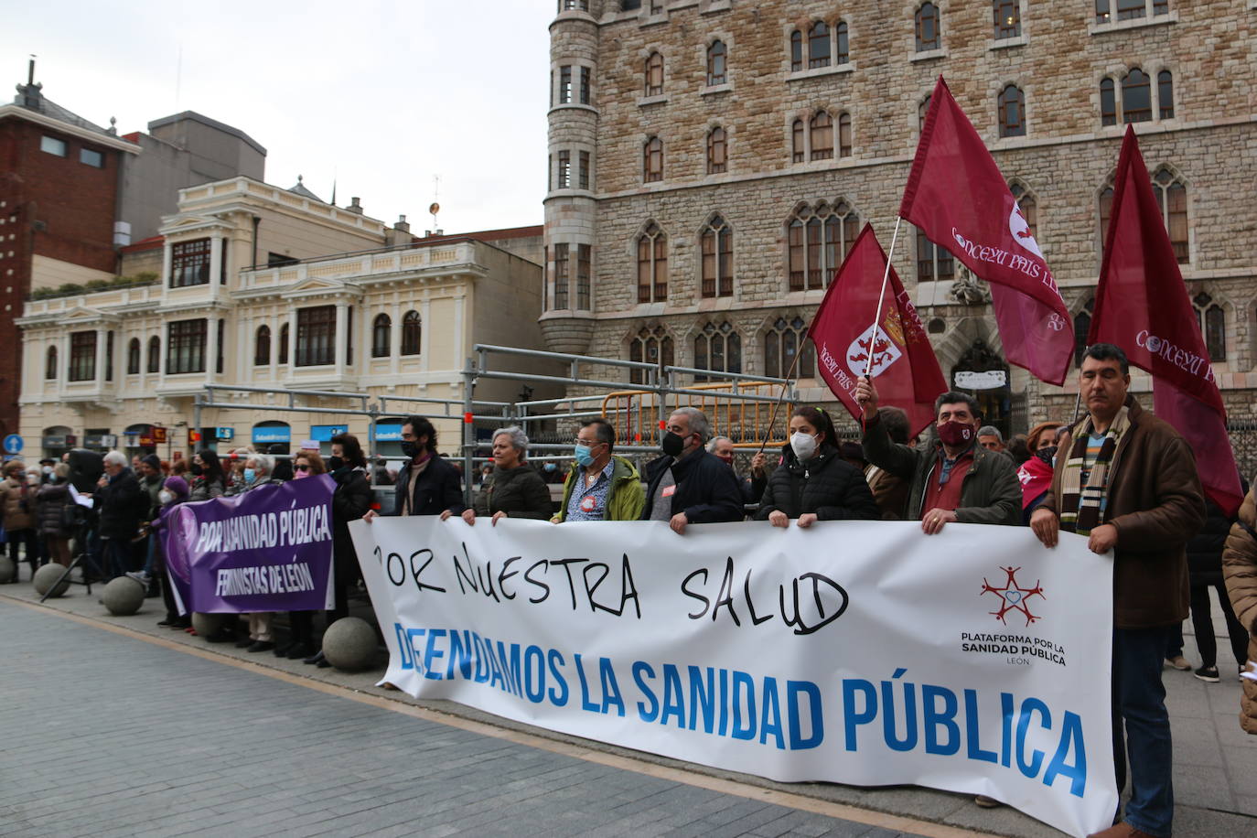 La Plataforma por la Sanidad celebra una concentración en Botines para exigir un incremento de los recursos. 