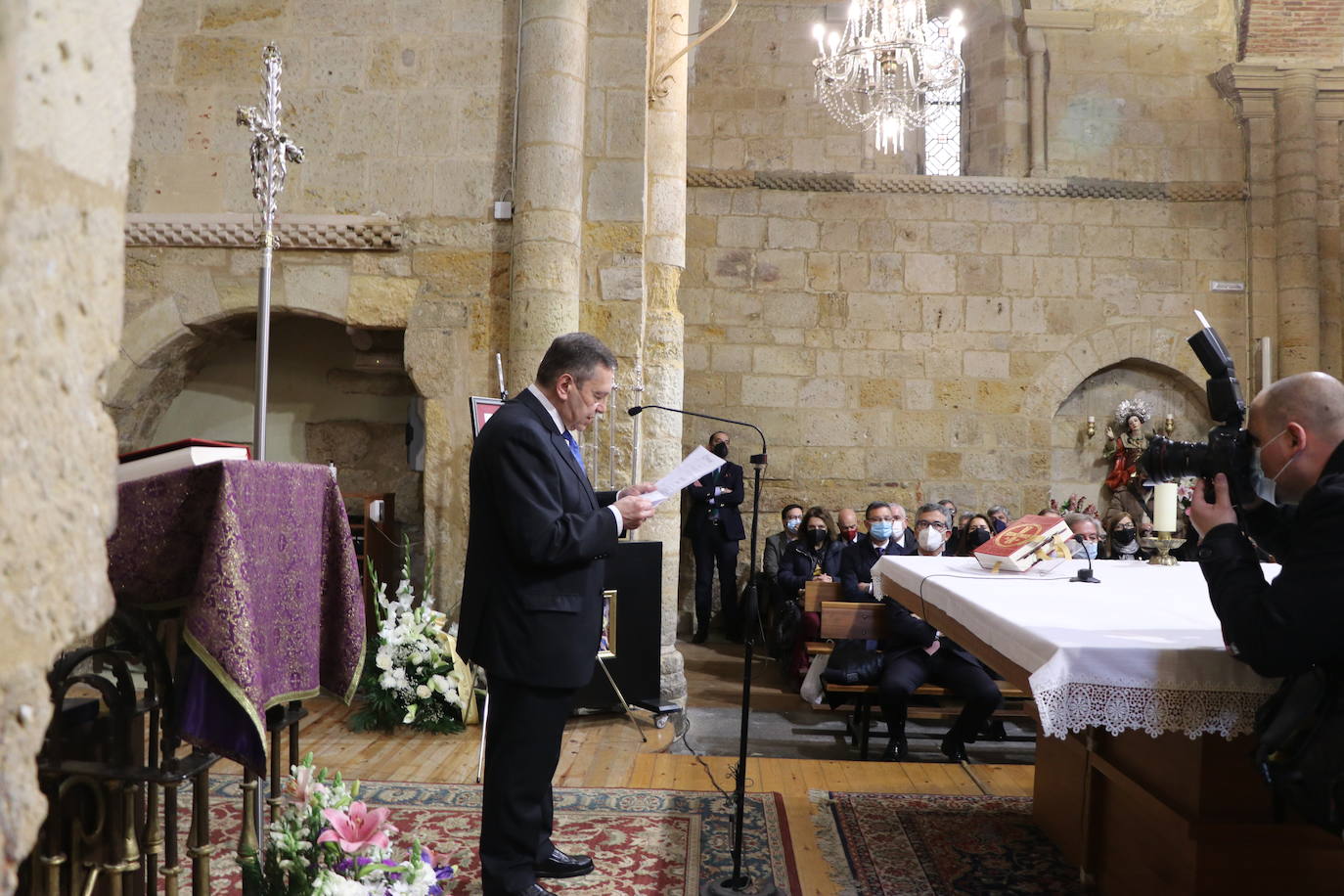 Las Madres Benedictinas reciben de la mano de la Cámara de Comercio esta distinción en la Iglesia del Mercado.