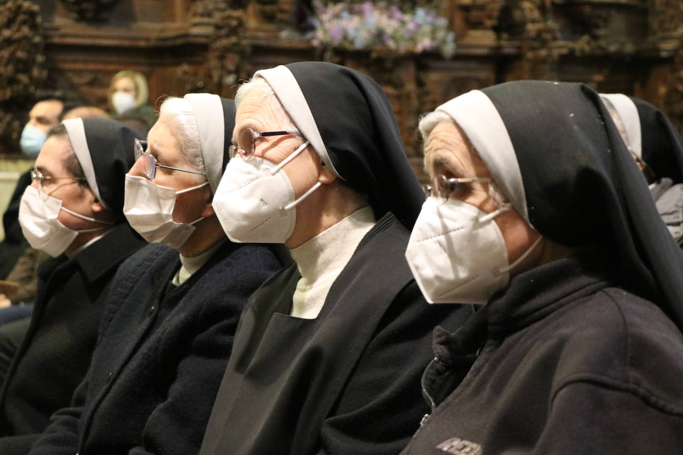 Las Madres Benedictinas reciben de la mano de la Cámara de Comercio esta distinción en la Iglesia del Mercado.