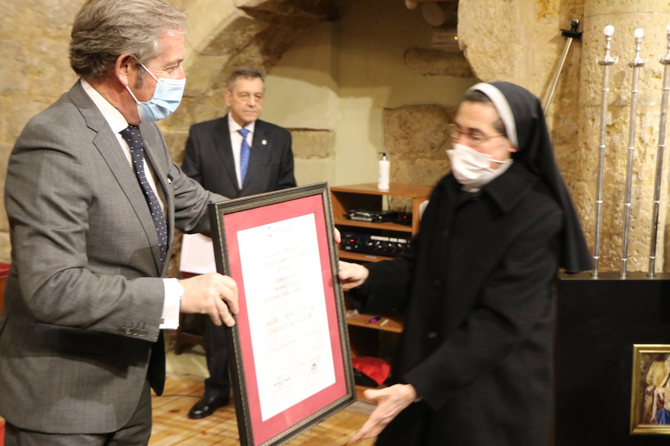 Las Madres Benedictinas reciben de la mano de la Cámara de Comercio esta distinción en la Iglesia del Mercado.