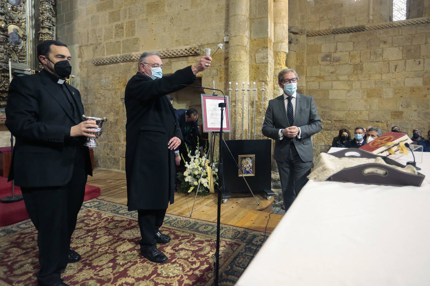 La cámara de comercio de León entrega al as carbajalas el reconocimiento en la Iglesia del Mercado.