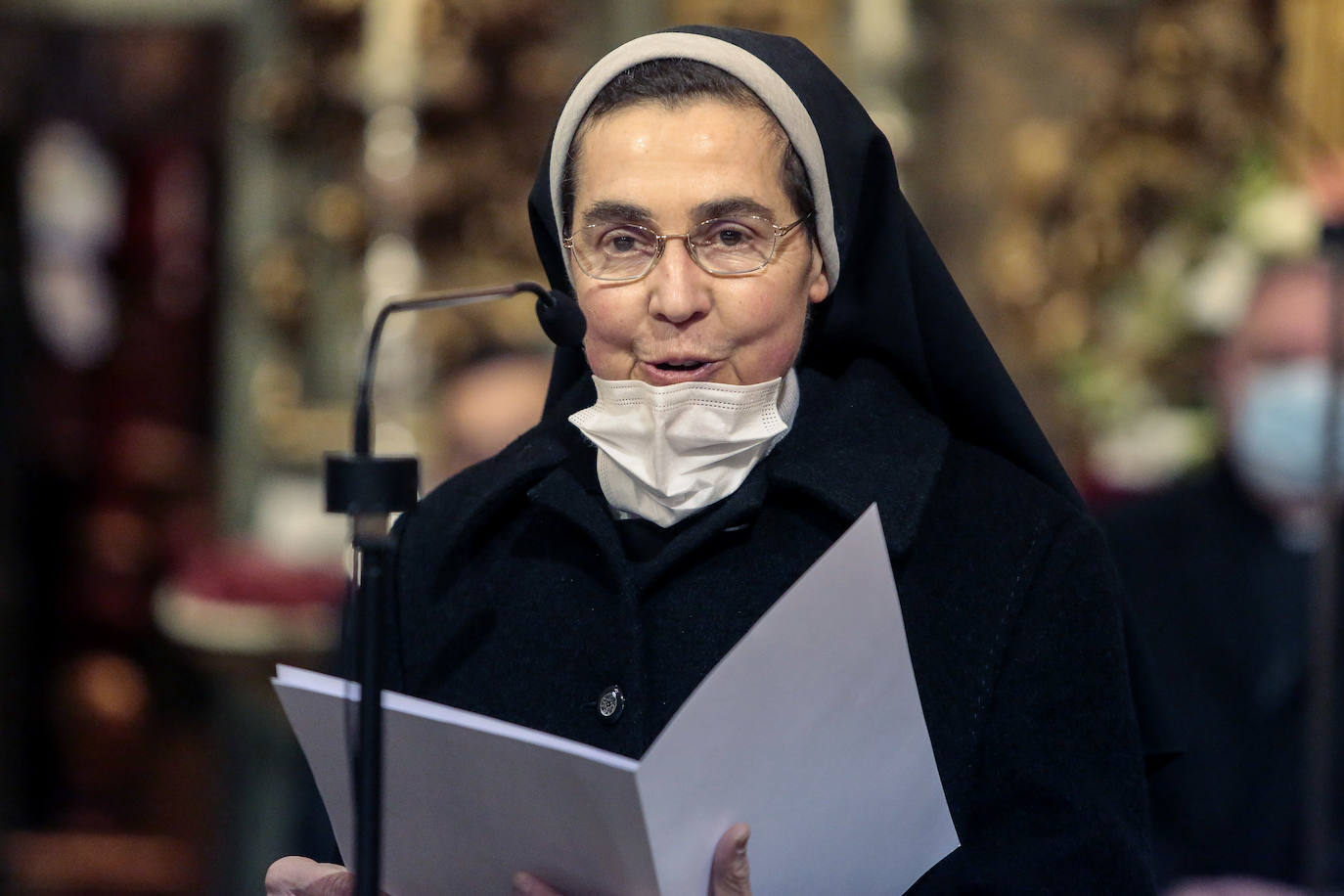 La cámara de comercio de León entrega al as carbajalas el reconocimiento en la Iglesia del Mercado.