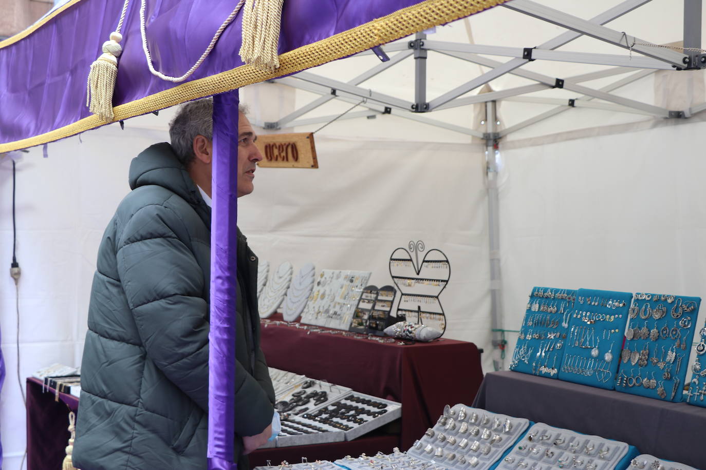 Una veintena de expositores de artesanía muestra sus productos en la plaza de las Cortes leonesas. 
