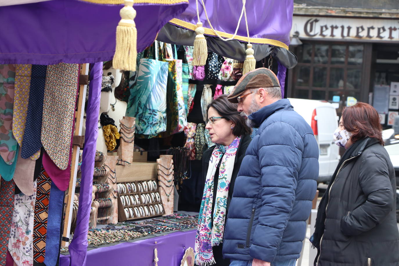 Una veintena de expositores de artesanía muestra sus productos en la plaza de las Cortes leonesas. 