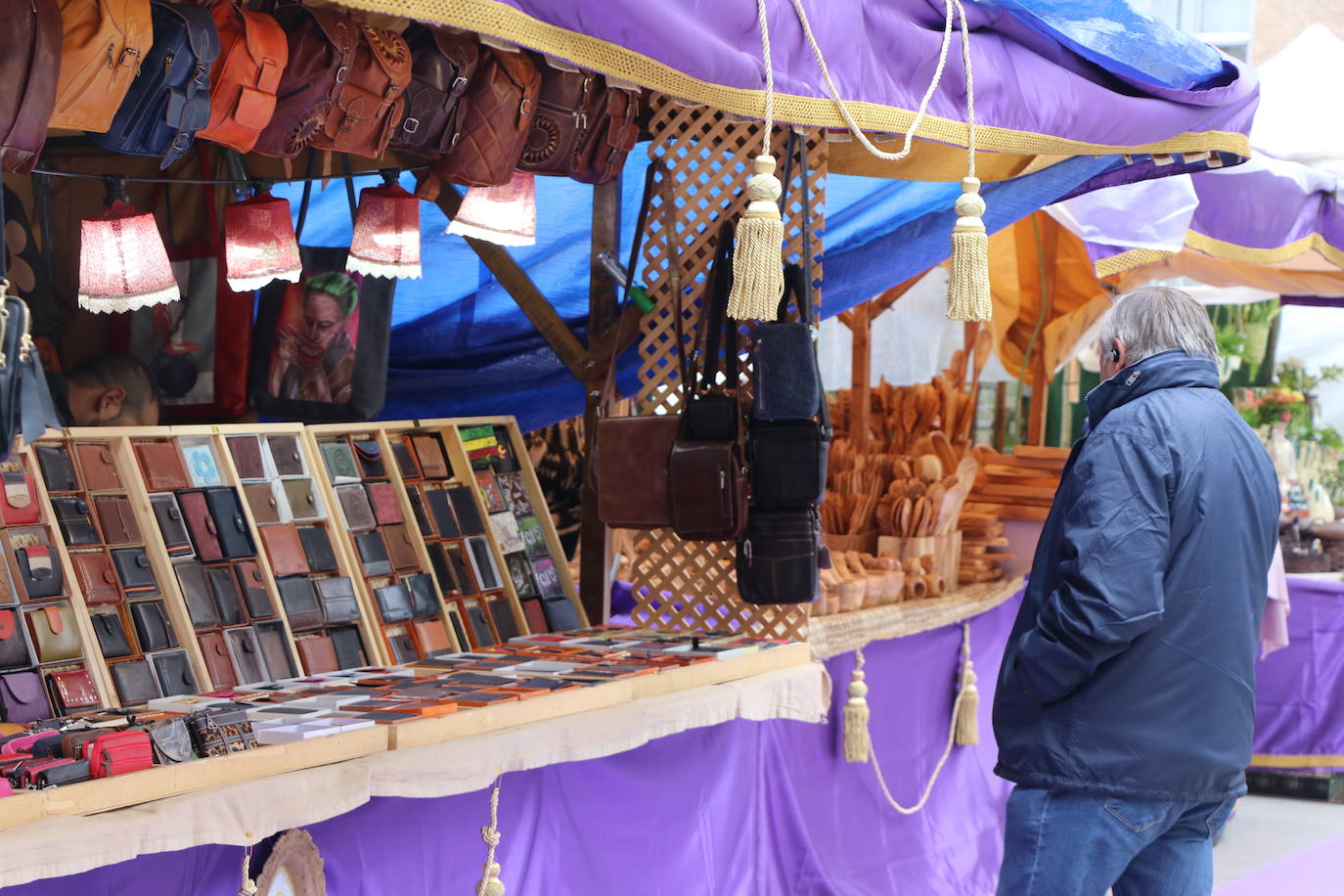 Una veintena de expositores de artesanía muestra sus productos en la plaza de las Cortes leonesas. 